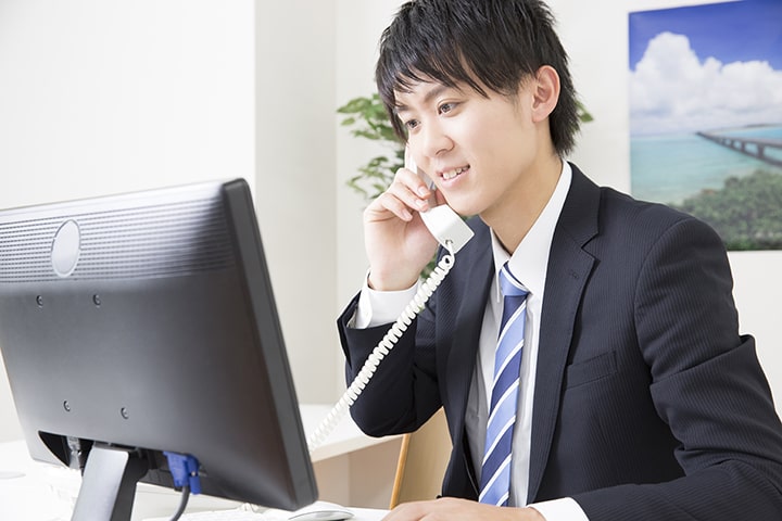 電話応対するスタッフ