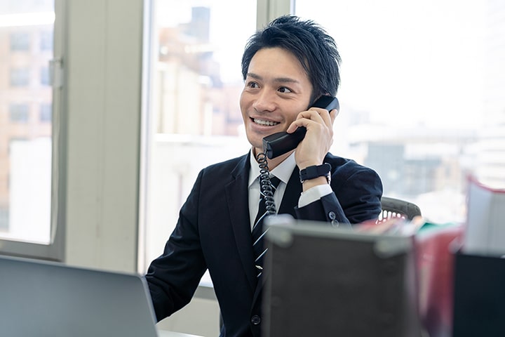 電話応対する男性スタッフ