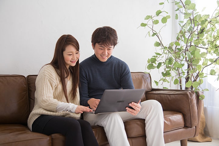 タブレットを見るカップル